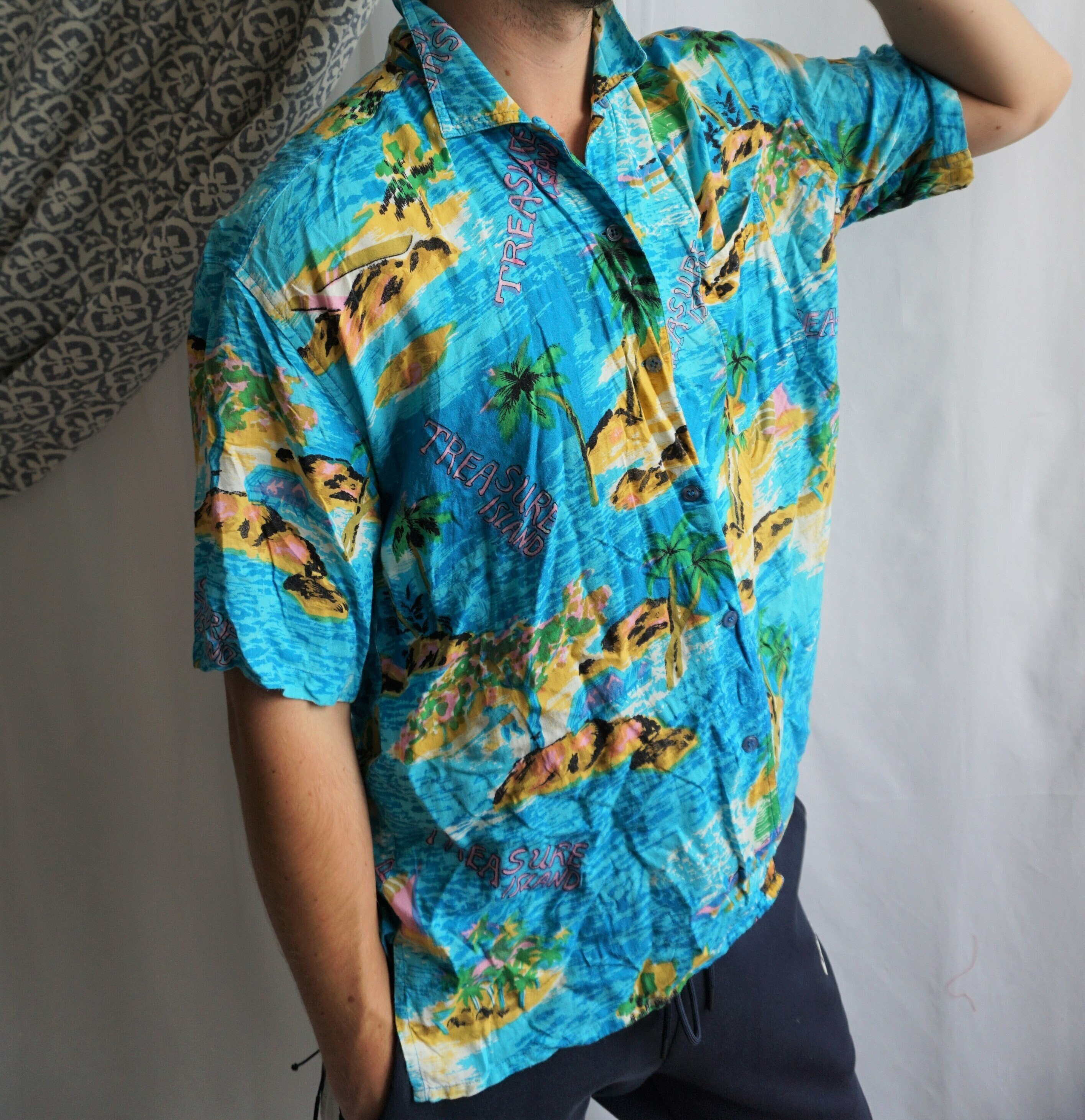 Vintage Men's Hawaiian Shirt / Hipster 
