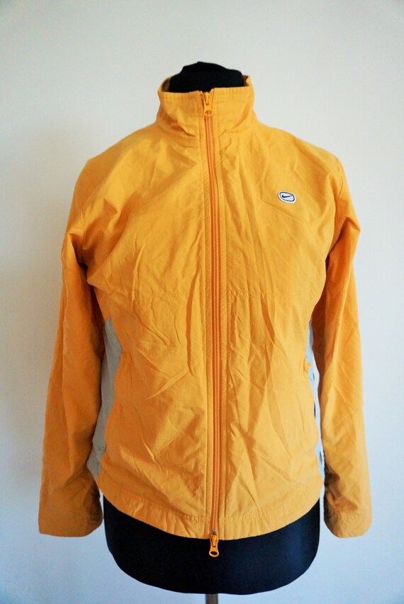 cortavientos nike naranja