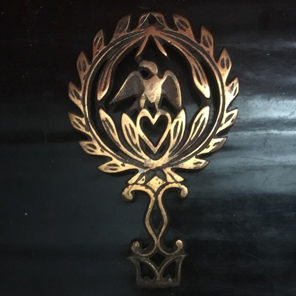 Gorgeous solid brass trivet embellished with an American eagle perched on a heart surrounded with a lovely laurel wreath.