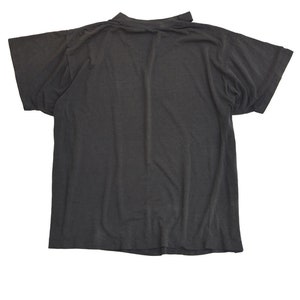 以下が含まれることがあります： 短い袖の無地の黒いTシャツ