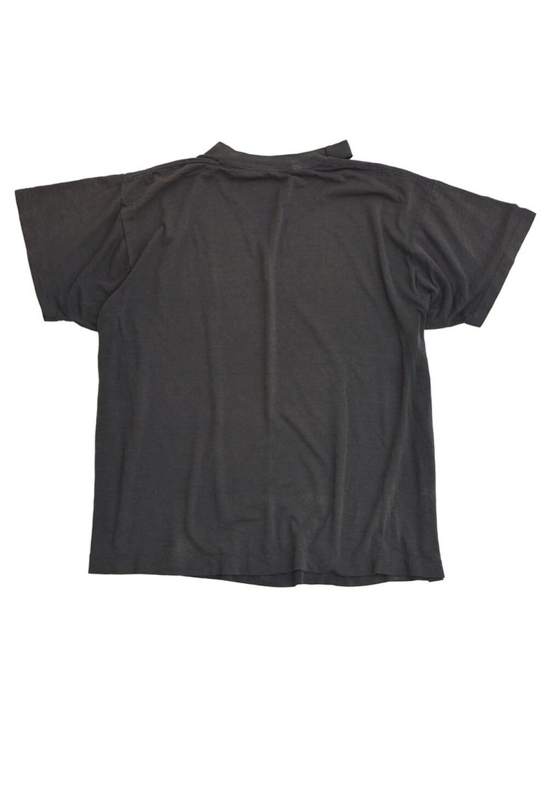 以下が含まれることがあります： 短い袖の無地の黒いTシャツ