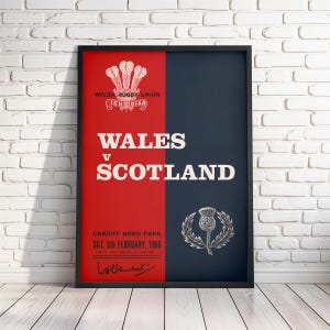 Puede incluir: Póster vintage enmarcado para un partido de rugby entre Gales y Escocia. El póster presenta una combinación de colores rojo y azul marino con el texto "WALES v SCOTLAND" en blanco. Incluye la fecha: Sábado 5 de febrero de 1966.