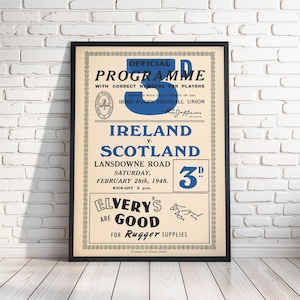 Könnte beinhalten: Gerahmtes Vintage-Rugby-Spieltagsprogramm für das Spiel Irland gegen Schottland in der Lansdowne Road am 28. Februar 1948. Das Poster zeigt Text in Blau und Schwarz mit dem Preis von 3 Pence. Das Poster ist in einem schwarzen Rahmen.