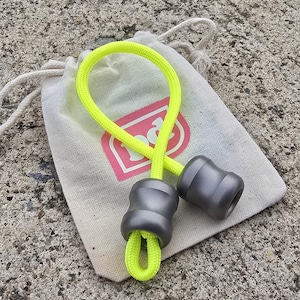 K&ouml;nnte beinhalten: Ein Set aus drei Keramikbechern mit gesprenkelter, matter Oberfl&auml;che. Die Becher sind in Creme-, Hellgrau- und Dunkelgraut&ouml;nen gehalten. Jeder Becher hat ein schlichtes, modernes Design und einen abgerundeten Griff.
