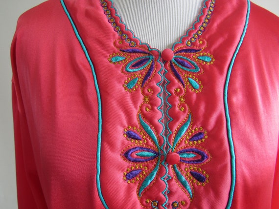 70s/80s Bright Hot Pink Night Shirt with Colorful… - image 4