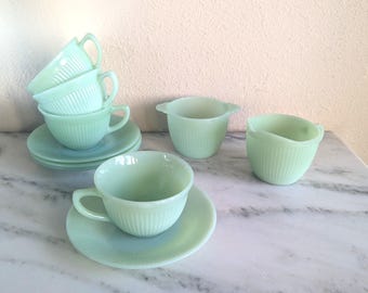Juego de té Fire King Jane Ray Jadeite con defectos, azucarero, lechera, tazas de té y café y platillos de jadeíta vintage, cristalería coleccionable Fire King