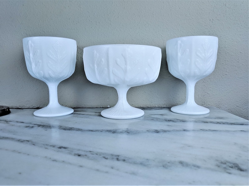 County Chic Wedding Table D\u00e9cor White FTD Milk Glass Pedestal Vase Bowl Set Bulk Vintage Oak Leaf Milk Glass Centerpiece Lot