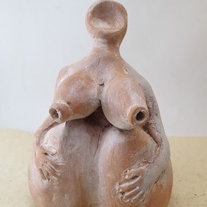 母なる女神、テラコッタで手作りされた中空の新石器時代の像、珍しい古代のものです。