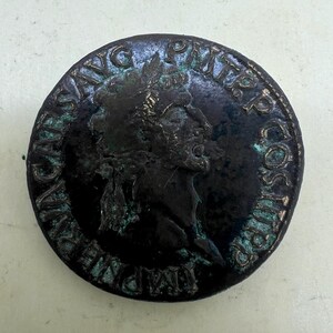 Nerva /96-98 d.C./ Sestertivos em estilo antigo AE com aparência artesanal. Réplica cunhada à mão de uma moeda romana.