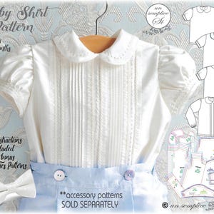 Könnte beinhalten: Ein weißes Baby-Shirt-Schnittmuster mit Peter-Pan-Kragen und gefalteter Vorderseite. Das Schnittmuster umfasst fünf Größen für Babys von 3 bis 24 Monaten. Das Schnittmuster enthält auch Anleitungen und Bonus-Fliegenmuster.