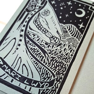 Cartão de felicitações Mari Lwyd | Impressão original em linóleo feita à mão | Folclore galês tradicional | Arte festiva de Natal celta | Cartão verde reciclado