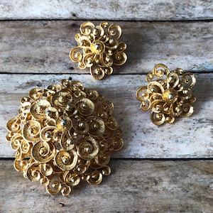 COROCRAFT Set Vintage /Gold Tone Metal Flower Set Brooch with clip on Earrings Singed COROCRAFT