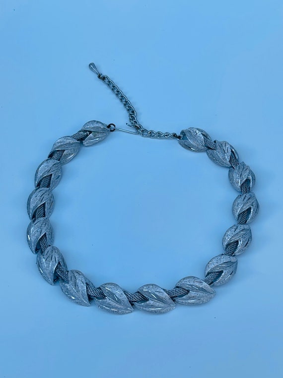 Kramer vintage mesh silver tone necklace brush silver tone leaf design. Vintage Kramer jewelry, singed Kramer ,Silver mesh chain necklace