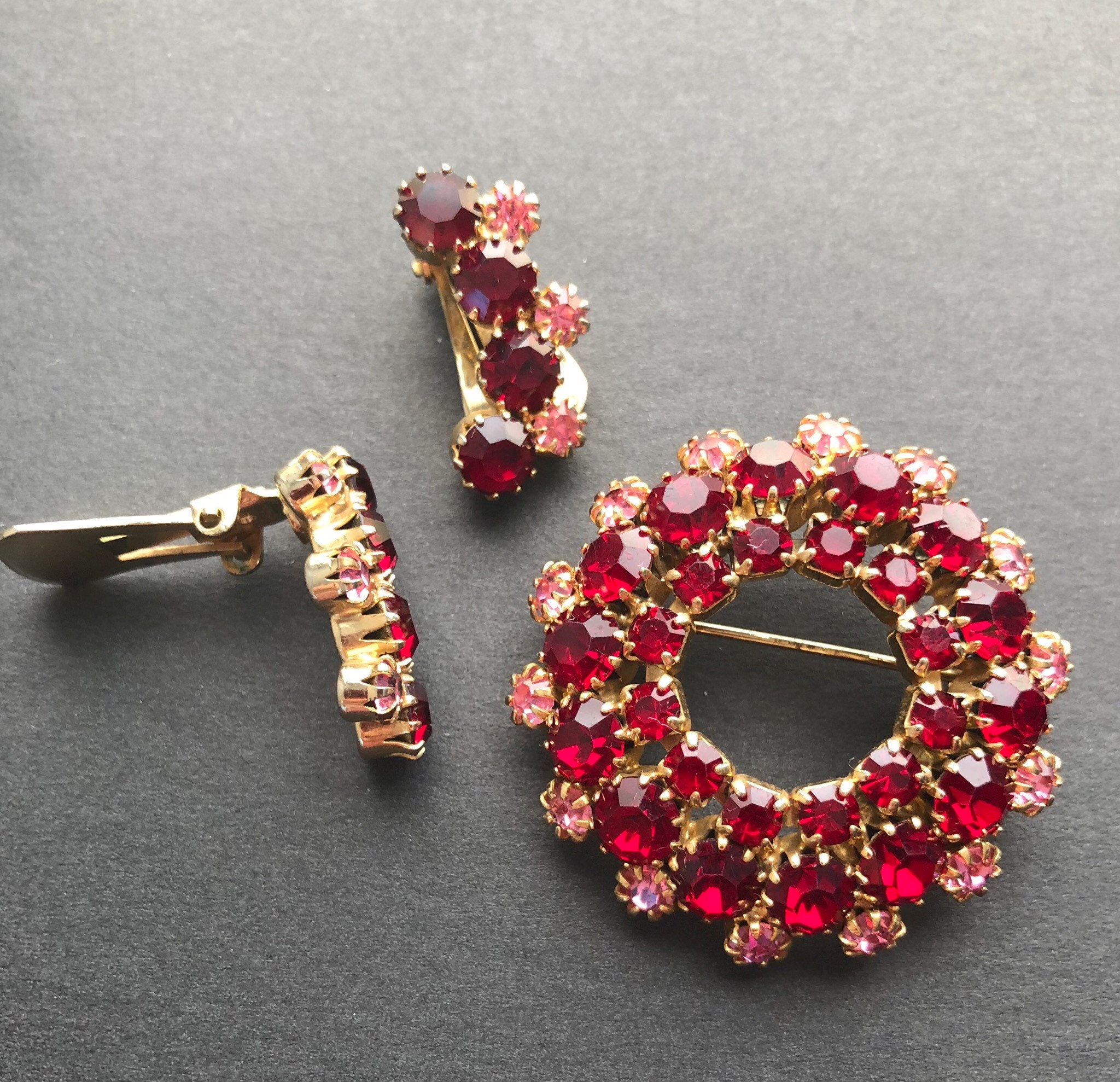 Set Demi Parure Brooch and Clip on Earrings With Red & Pink Color ...
