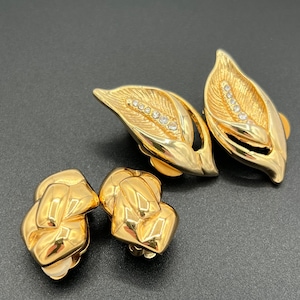 Vintage twee paar clip op oorbellen, bladgoud toon metaal met heldere strass steentjes, goudkleurige strik, cadeau voor haar, bruiloft accessoires, vintage