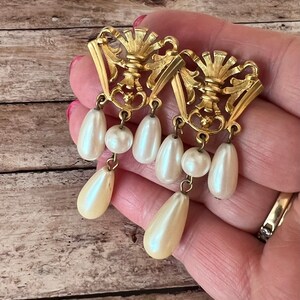 Pendientes de renacimiento egipcio colgantes vintage de Avon, metal en tono dorado con perlas falsas, accesorios de boda, regalo para ella