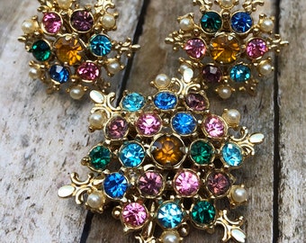 Conjunto Starburst demi parure broche-pingente e brincos rosqueados com cristais multicoloridos e sementes de pérolas, acessórios de casamento conjunto vintage