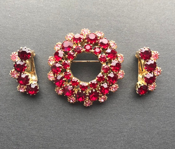 Set  demi parure brooch and clip on earrings with red & pink color crystals, demi parure wedding accessories vintage set