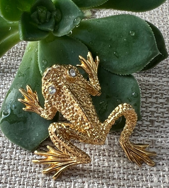 St. John Brooch Frog Gold Tone Brooch/ Clear Glass Eyes/ Gold Tone 