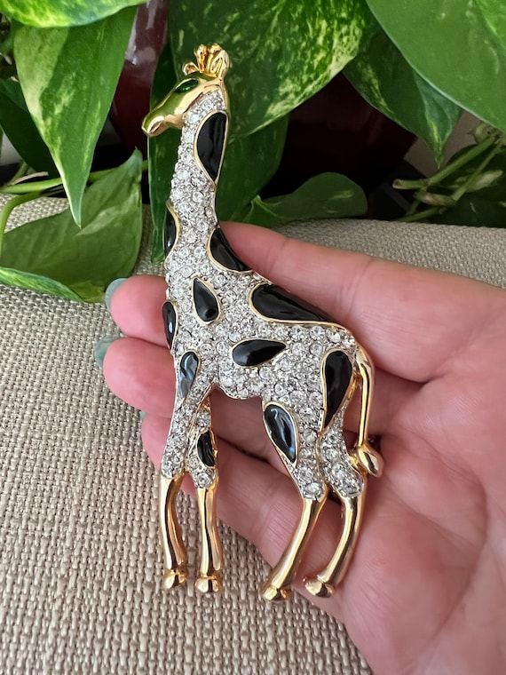 Giraffe brooch discount