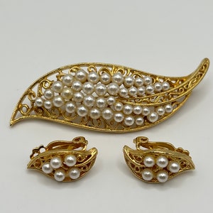 Lisner Set ,Vintage ,Gold Tone Metal Faux pearls Leaf Set Brooch with clip on earrings,  Parure set, Gift