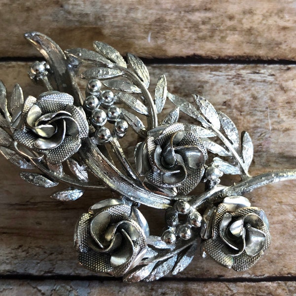 Coro broche vintage silver tone métal roses fleur feuille épingle, accessoires femme.