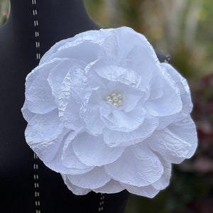 Broche de flor de tecido/broche de ombro grande/alfinete de festa de aniversário/peça de declaração/flor grande branca de neve/flor de chapéu grande