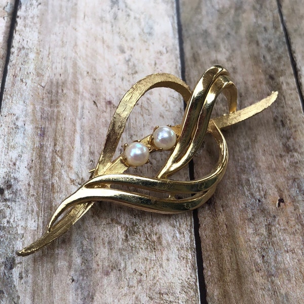 BROOKS brooch/Vintage /Mid Century/ Gold Tone Leaf Heart Brooch/ With  fresh water pearls /music key