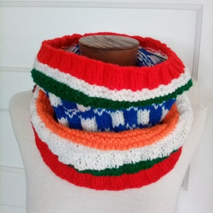 Peut inclure: Un chauffe-cou color&eacute; en tricot avec des rayures rouges, blanches, vertes, orange et bleues.