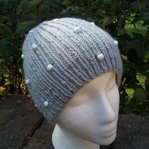 Bonnet / chapeau côtelé perlé tricoté à la main