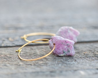 Ruby Drops, Ruby Drop Oorbellen, Ruby Oorbellen, Raw Ruby , Roze stenen oorbellen, Birthstone oorbellen, Raw Stone Oorbellen, Raw Ruby Oorbellen