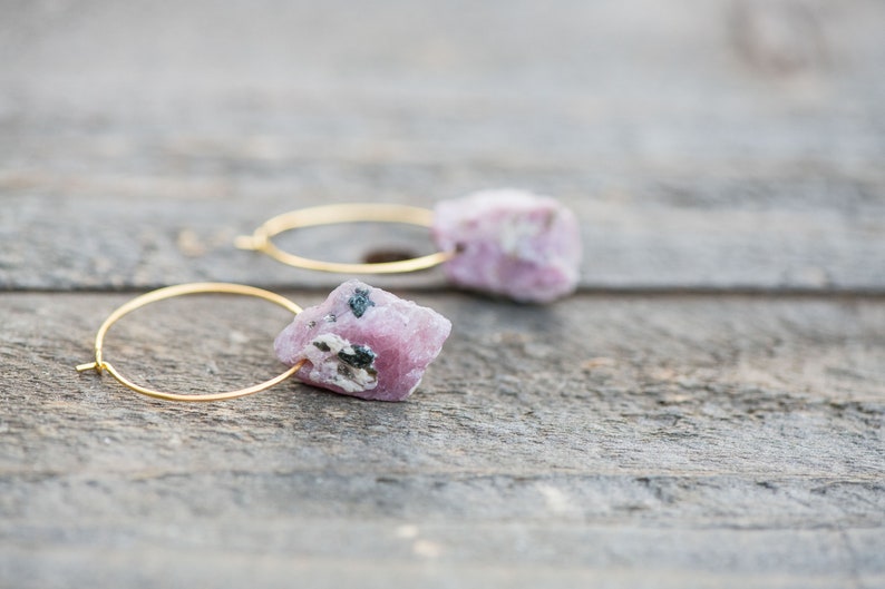 Peut inclure: Une paire de boucles d'oreilles cr&eacute;oles en or avec des accents de pierres pr&eacute;cieuses roses et noires.