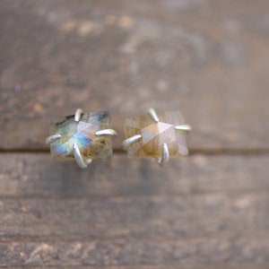 Boucles d'oreilles en labradorite, Puces d'oreilles en labradorite, Bijoux en labradorite, Boucles d'oreilles de tous les jours, Puces d'oreilles en pierres précieuses, Labradorite dorée, Labradorite image 5