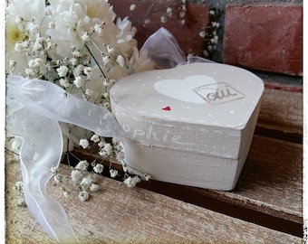 Coffret en bois pour alliance, en forme de coeur, ruban organza blanc et beige