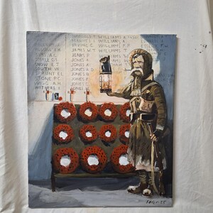 Puede incluir: Una pintura de un soldado sosteniendo una linterna frente a una pared con una lista de nombres. La pared está decorada con coronas rojas. La pintura está titulada "solen25".