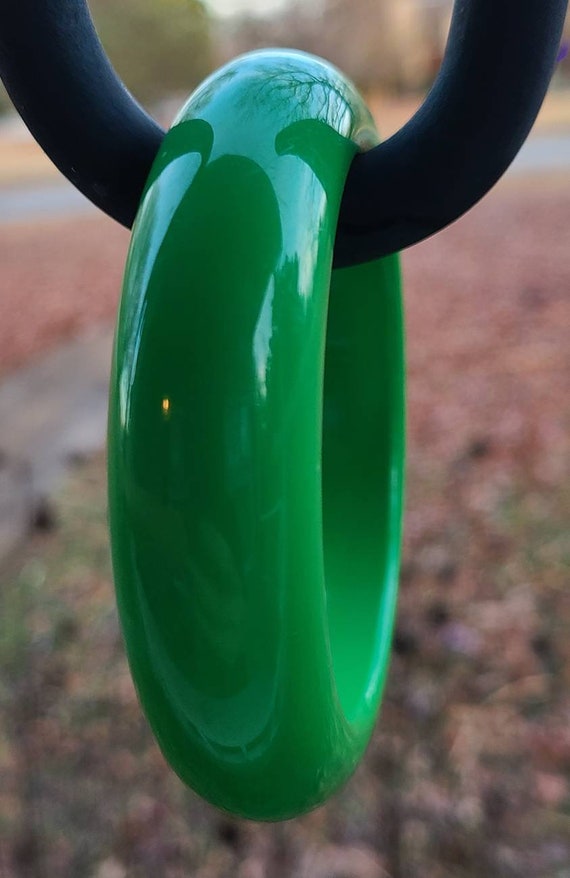 LUCITE BANGLE BRACELET Green Acrylic With Round Fa