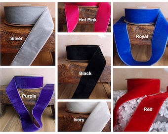 Può includere: Un collage di dieci nastri di velluto di diversi colori. I colori sono: Argento, Rosa acceso, Reale, Nero, Viola, Avorio, Rosso.