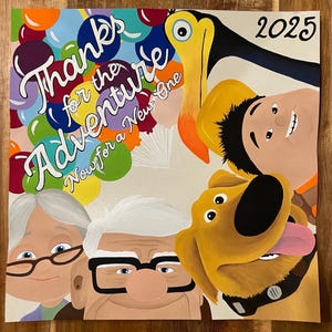 Op de afbeelding: Een vierkante print met een kleurrijke illustratie van twee oudere mensen, een jonge jongen, een grote vogel en een gouden hond. De tekst luidt "Thanks for the Adventure Now for a New One" met "2025" in de hoek, omringd door vele ballonnen.