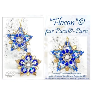 Può includere: Un ciondolo e una spilla a forma di fiocco di neve nei toni del blu e dell'oro. I gioielli presentano un'intricata lavorazione di perline con un design centrale e un contorno a forma di stella. Il testo "Flocon" e "par Puca®-Paris" sono visibili.