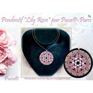 Könnte beinhalten: Eine rosa und weiße Perlenkette mit einem runden, floralen Anhänger. Der Anhänger befindet sich auf einem schwarzen Samtständer. Der Text "Pendentif "Lily Rose" par Puca®-Paris" befindet sich oben im Bild. Der Text "Puca®" befindet sich unten im Bild. Der Text "Hellos® Rose Opal Mat, Minos® Rose Opal Tweedy" befindet sich unten im Bild.