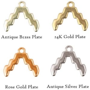 Puede incluir: Cuatro abalorios de metal en forma de V en zigzag. Los abalorios son de latón antiguo, oro de 24 quilates, oro rosa y plata antigua.