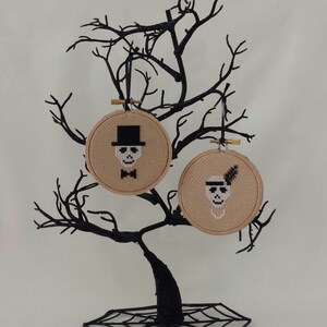 Skull Couple cross stitch pattern only.