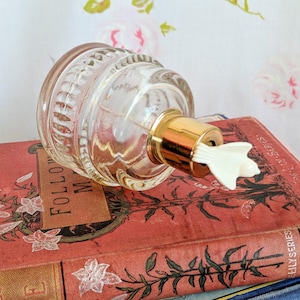 FRASCO DE PERFUME BIRD - frasco de perfume de vidro vintage, atomizador de pássaro de plástico branco, expositor de vaidade Avon de vidro transparente, decoração retrô kitsch (década de 1970)