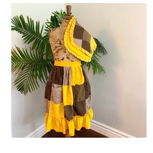 VINTAGE HOSTESS SET - matching patchwork apron, two quilted placemats, Country Seamers kitchen linens, yellow and brown kitsch (1960s 1970s)