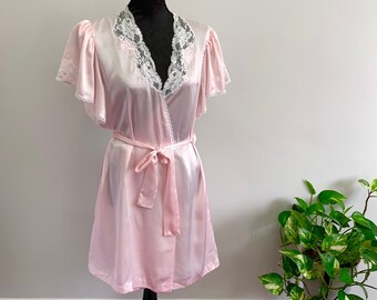 SARA BETH - vintage baby pink dressing gown, lacy flutter sleeves, short flirty satin robe, retro kitsch lingerie loungewear (1980s 1990s)