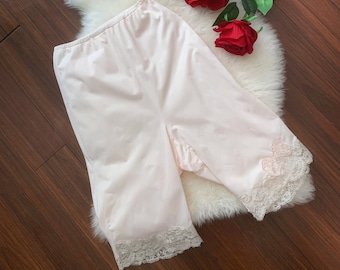 KAYE - vintage pale pink pettipants, peach shorts slip, embroidered bow, ivory lace trim, retro Van Raalte pin-up lingerie (1940s 1950s)