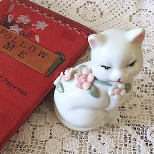 KERAMISCHE KATBEELDJE - vintage kattenbeeldje, roze rozen, kitscherig retrodecor (jaren 70 en 80)