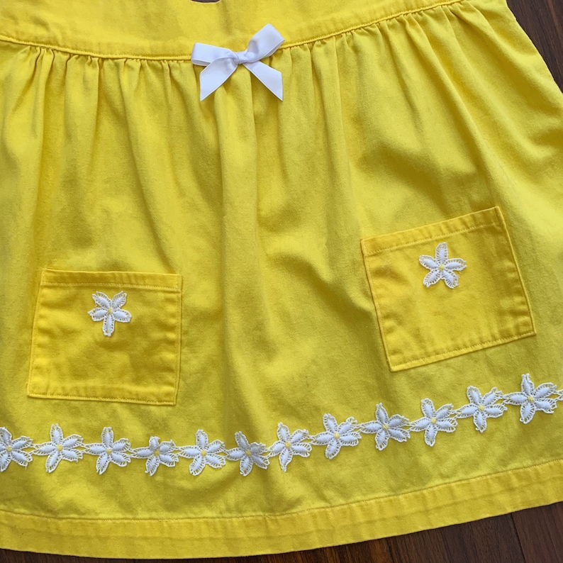 two pockets white daisy chain trim retro pin-up accessory DAFFODIL YELLOW APRON vintage bright yellow apron 1970s large bow