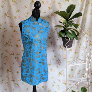 VINTAGE MINI DRESS - mod sheath cocktail gown, turquoise blue, metallic gold roses print, metal buttons, sleeveless chic retro dress (1960s)