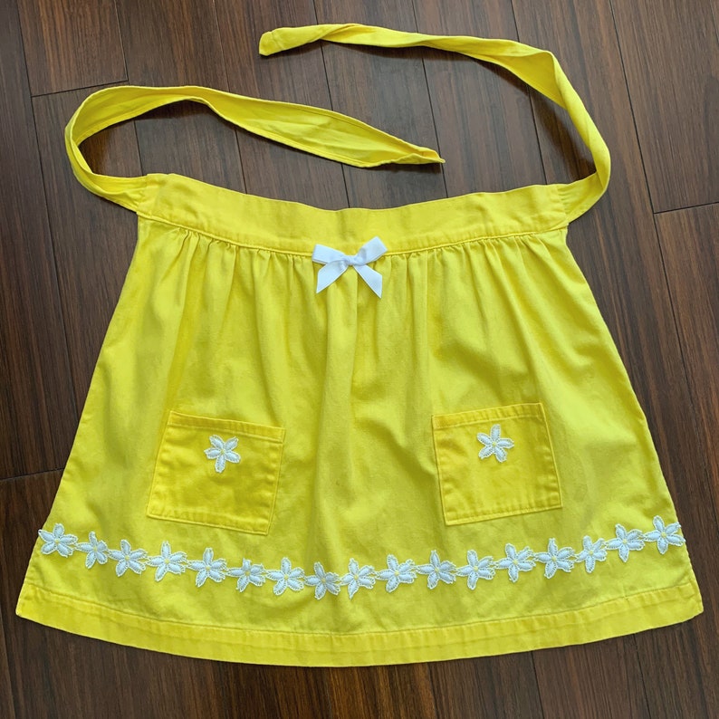 two pockets white daisy chain trim retro pin-up accessory DAFFODIL YELLOW APRON vintage bright yellow apron 1970s large bow